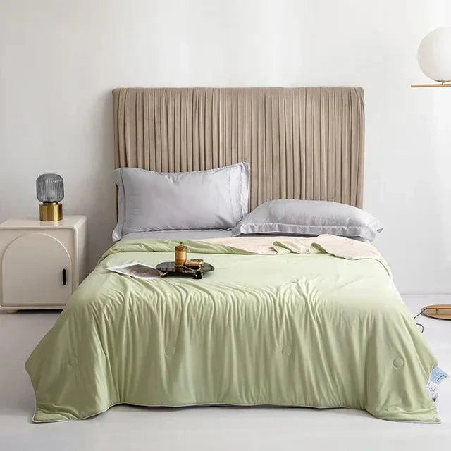 https://cdn.shopify.com/s/files/1/0723/5190/8097/files/cooling-blankets-smooth-air-condition-comforter-205601.webp?v=1729458195